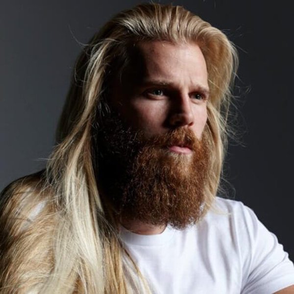 9. Main with straight hair and a long beard